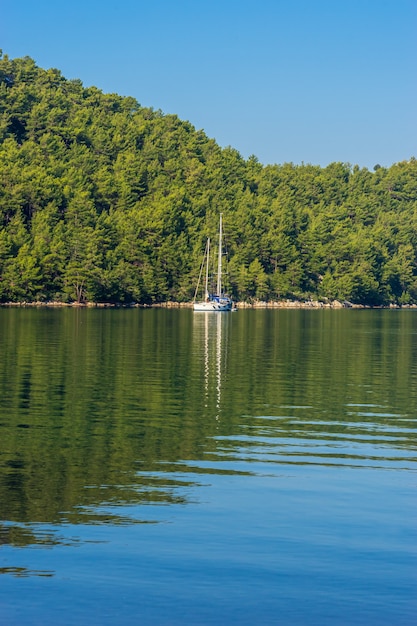 Vista panorâmica de barcos em kizkumu marmaris, turquia