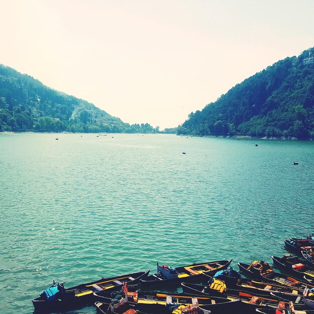 Foto vista panorâmica de barcos no lago