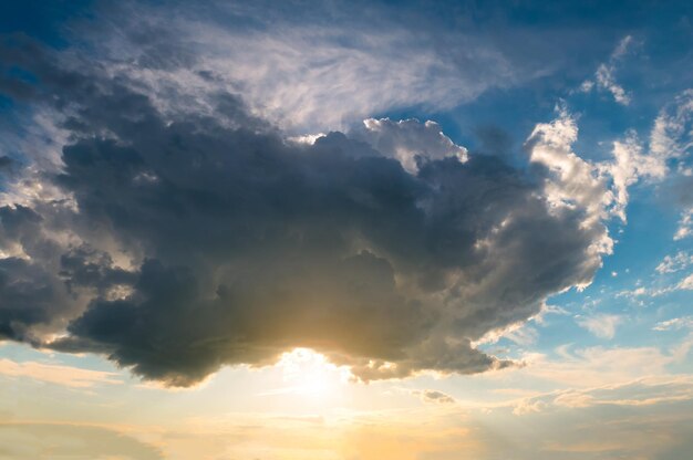 Vista panorâmica de belas nuvens de trovoada Fundo dramático do céu azul escuro Tempo chuvoso