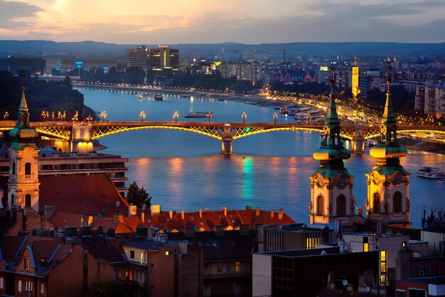 Vista panorâmica de budapeste em iluminação noturna, hungria