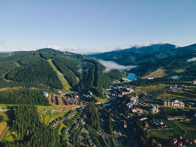 Vista panorâmica de Bukovel nas montanhas dos Cárpatos ucranianos. copie o espaço