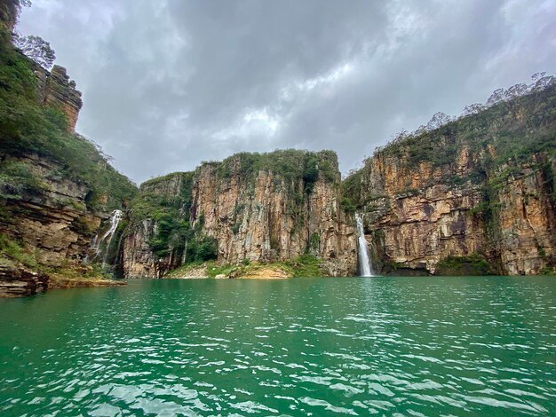 Vista panorâmica de cachoeiras por montanhas contra o céu