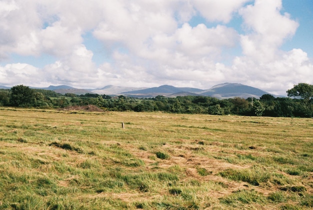 Vista panorâmica de campos contra o céu nublado