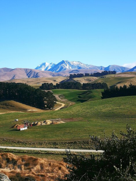 Foto vista panorâmica de campos e montanhas contra o céu azul