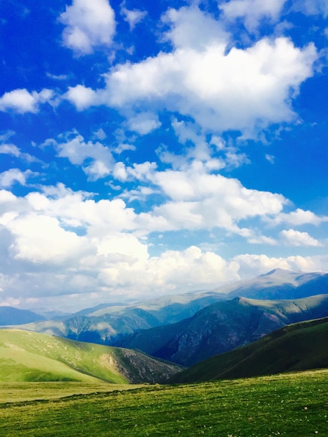 Foto vista panorâmica de campos e montanhas contra o céu azul