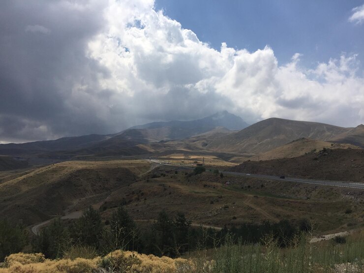 Foto vista panorâmica de campos e montanhas contra o céu