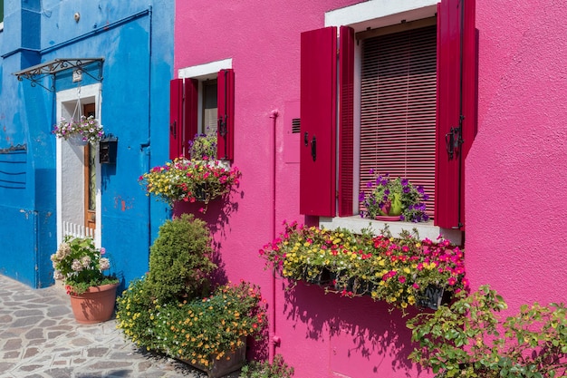 Vista panorâmica de casas coloridas de Burano é uma ilha na Lagoa de Veneza. Dia ensolarado de verão e céu azul