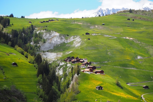 Vista panorâmica de casas na paisagem contra o céu