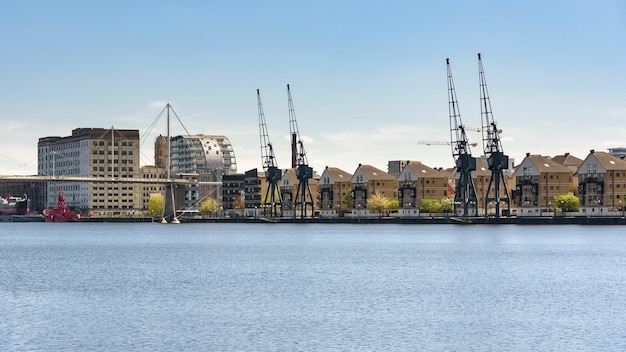 Vista panorâmica de casas no Royal Victoria Dock em Londres