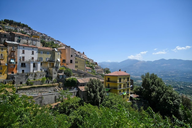 Vista panorâmica de Castelluccio Superiore, uma pequena cidade nas montanhas da província de Potenza