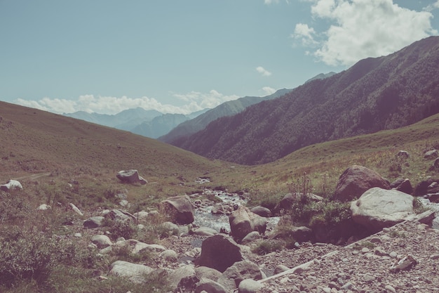 Vista panorâmica de cenas de montanhas no Parque Nacional de Dombay, Cáucaso, Rússia, Europa. Céu azul dramático e paisagem ensolarada de verão
