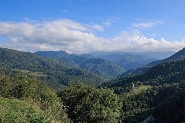 Vista panorâmica de cenas de montanhas no Parque Nacional de Dombay, Cáucaso, Rússia, Europa. Dia de paisagem de verão e céu azul ensolarado