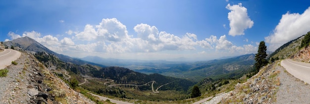 Vista panorâmica de cima nas florestas e serpentina da ilha grega de Evia na Grécia