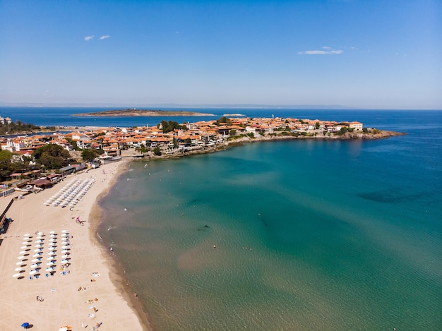 Vista panorâmica de drones da praia de areia em sozopol na bulgária vista aérea de cima do destino de férias de verão