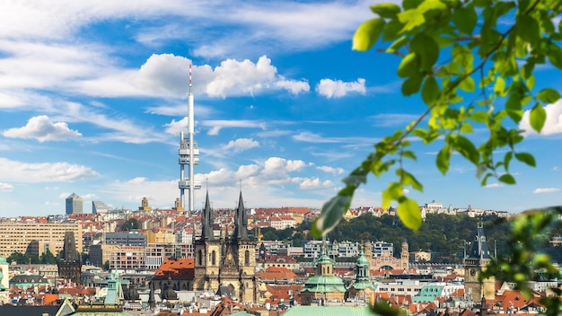 Vista panorâmica de edifícios antigos e modernos de Praga