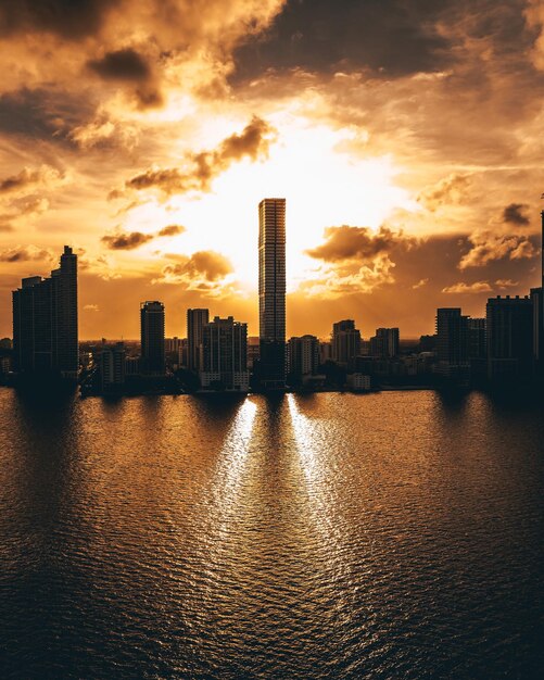 Foto vista panorâmica de edifícios contra o céu durante o pôr do sol em miami beach, flórida