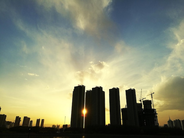 Vista panorâmica de edifícios contra o céu