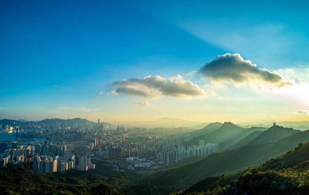 Foto vista panorâmica de edifícios da cidade contra o céu