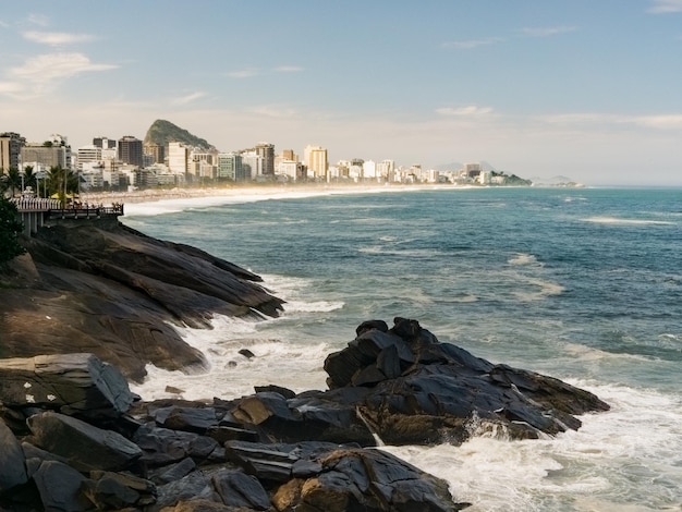 Vista panorâmica de edifícios distantes na costa brasileira