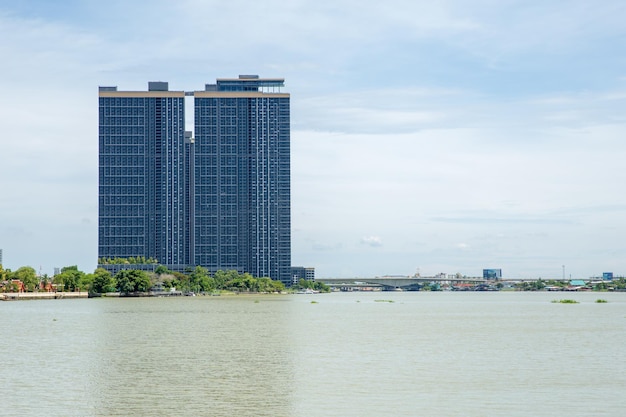 Vista panorâmica de edifícios modernos e vista para o rio em Nonthaburi