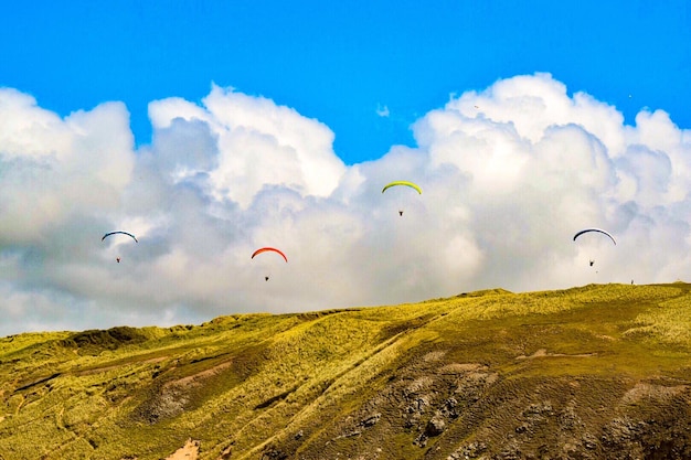 Foto vista panorâmica de falésias contra o céu com parapente