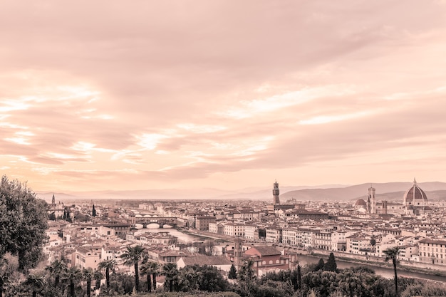 Vista panorâmica de Florença e seus famosos monumentos. Toscana, Itália. Efeito de foto vintage