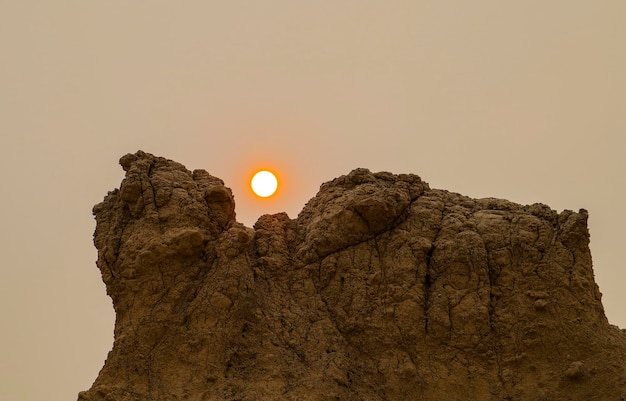 Foto vista panorâmica de formações rochosas contra o céu