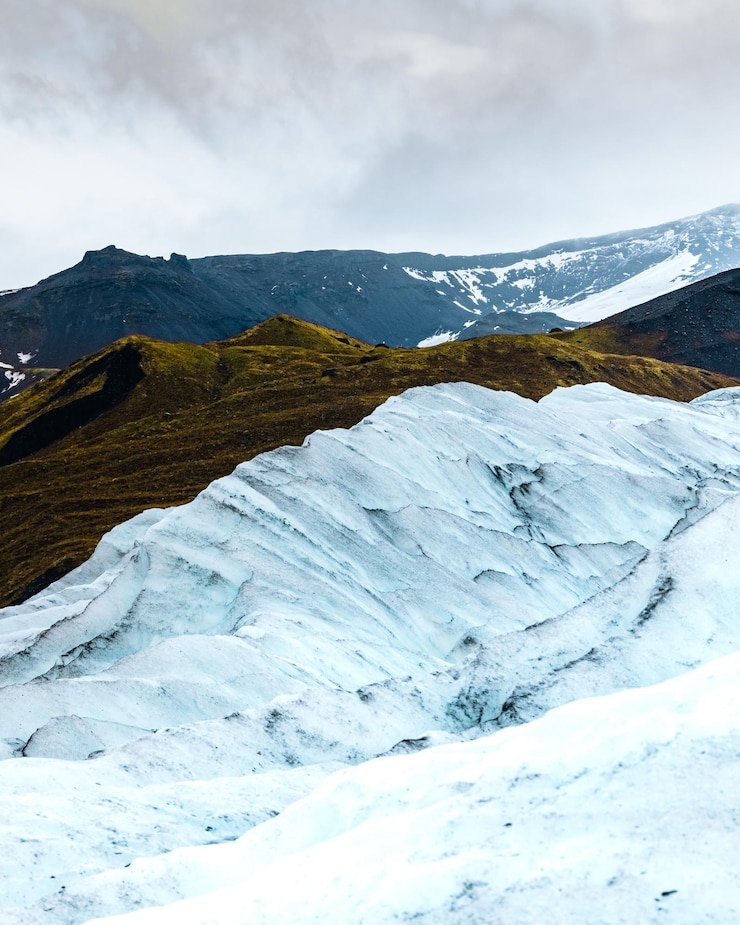 Foto vista panorâmica de geleiras e montanhas cobertas de neve contra o céu