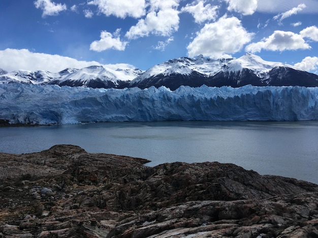 Foto vista panorâmica de geleiras e montanhas contra o céu