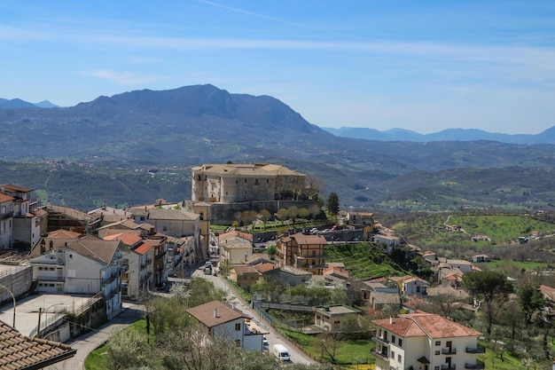 Vista panorâmica de Gesualdo, uma pequena aldeia na província de Avellino, na Itália