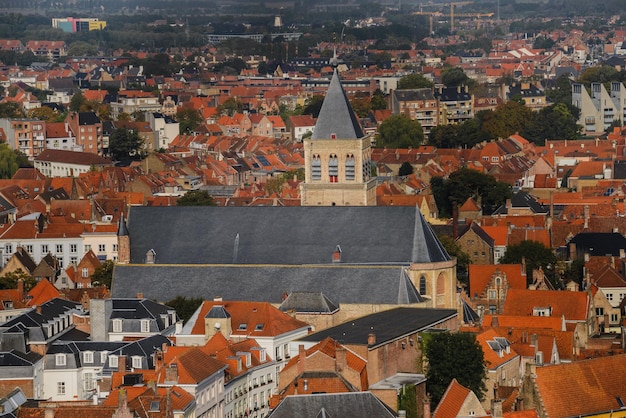 Vista panorâmica de grande angular de cima do topo do Campanário até os telhados da antiga cidade medieval de Brugge da Europa