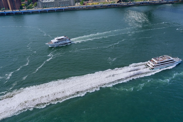 Foto vista panorâmica de iate transportando passageiros no rio hudson, nova york manhattan, eua