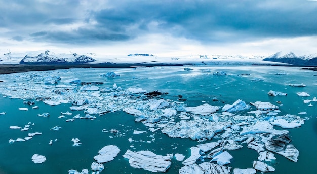 Vista panorâmica de icebergs na lagoa glaciar jokulsarlon islândia ao entardecer