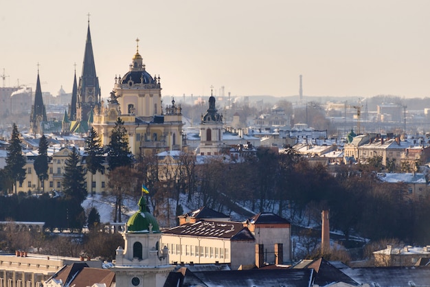 Vista panorâmica de inverno da prefeitura no centro da cidade em lviv, ucrânia