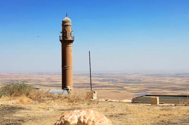 Vista panorâmica de Mardin e da Grande Mesquita, Mardin, Turquia. (Ulu Cami). Minarete da Mesquita.