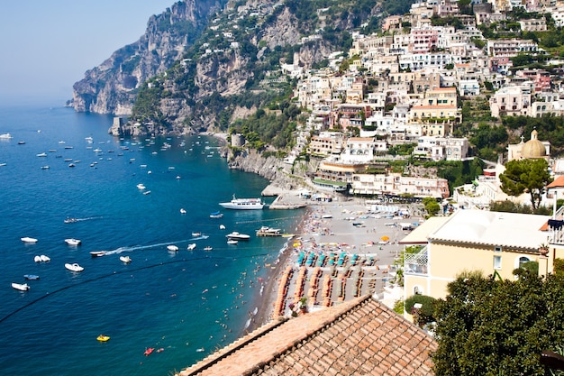 Vista panorâmica de Minori, cidade maravilhosa em Costiera Amalfitana - Itália