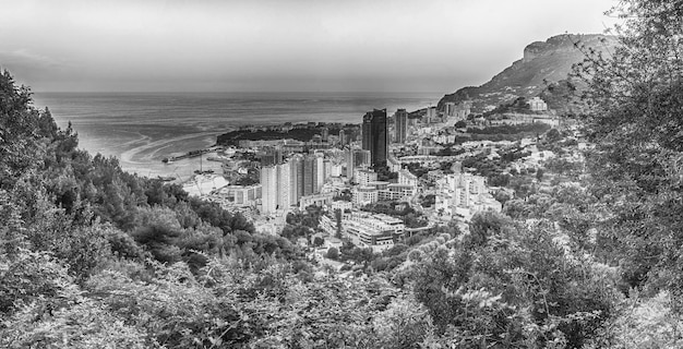 Vista panorâmica de Mônaco ao pôr do sol da Grande Corniche