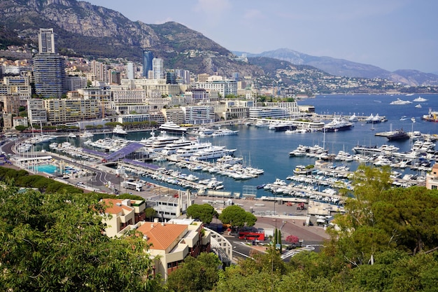 Vista panorâmica de Mônaco com porto e iates de Monte Carlo