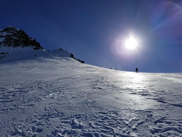 Vista panorâmica de montanha coberta de neve contra o céu