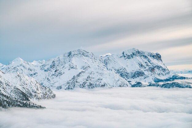 Foto vista panorâmica de montanha coberta de neve contra o céu