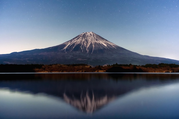 Vista panorâmica de montanhas cobertas de neve contra o céu à noite