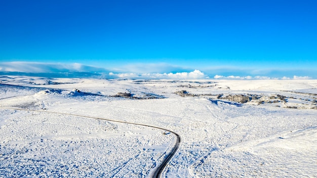 Vista panorâmica de montanhas cobertas de neve contra o céu azul