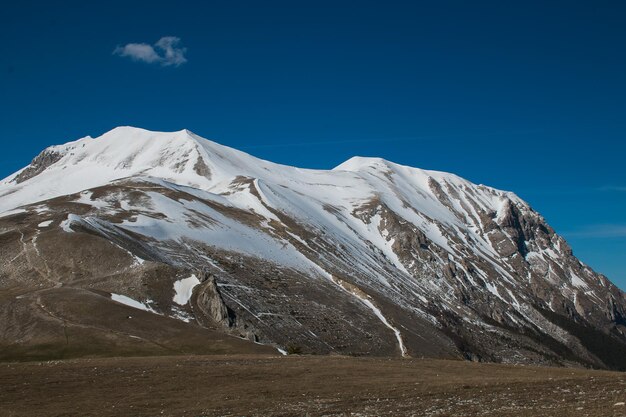 Foto vista panorâmica de montanhas cobertas de neve contra o céu azul