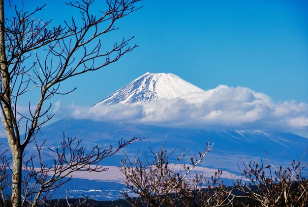 Foto vista panorâmica de montanhas cobertas de neve contra o céu azul