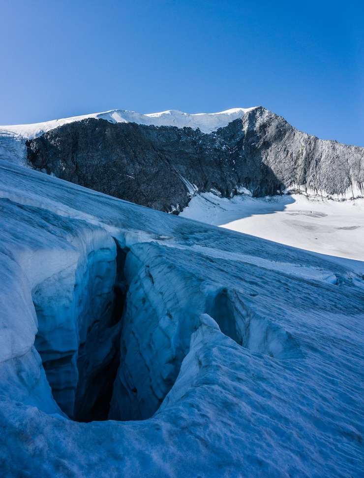 Foto vista panorâmica de montanhas cobertas de neve contra o céu azul