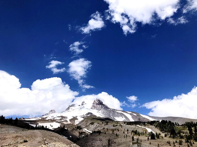 Foto vista panorâmica de montanhas cobertas de neve contra o céu azul