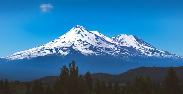 Foto vista panorâmica de montanhas cobertas de neve contra o céu azul