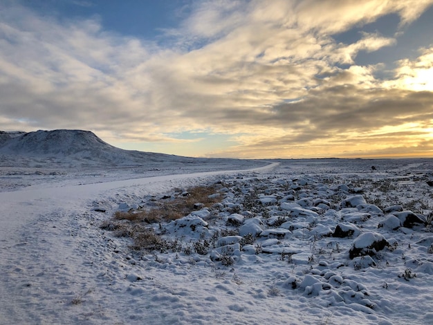 Vista panorâmica de montanhas cobertas de neve contra o céu durante o pôr-do-sol