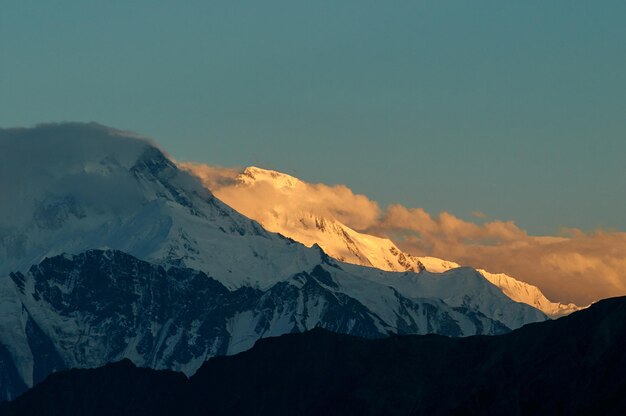 Foto vista panorâmica de montanhas cobertas de neve contra o céu durante o pôr-do-sol