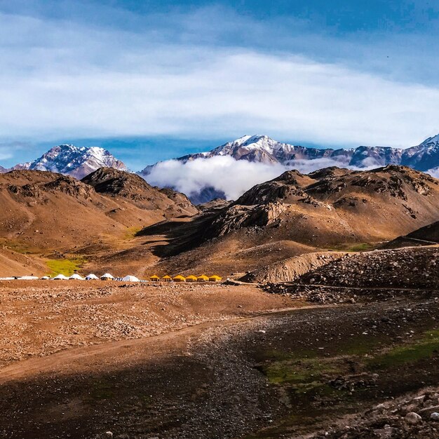 Vista panorâmica de montanhas cobertas de neve contra o céu